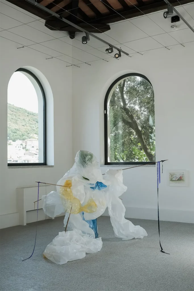 immagine per Premio Nivola 2023, Nairy Baghramian. Pratza ’e Domo. Una casa semiotica mai costruita: Nairy Baghramian, Phyllida Barlow, Nicolas Hsiung, Janette Laverrière, Rosemary Mayer, Win McCarthy, Julie Mehretu, Oscar Murillo, Paulina Olowska, Monica Sosnowska, Mariantonia Urru. Museo Nivola, Orani. Foto Andrea Mignogna