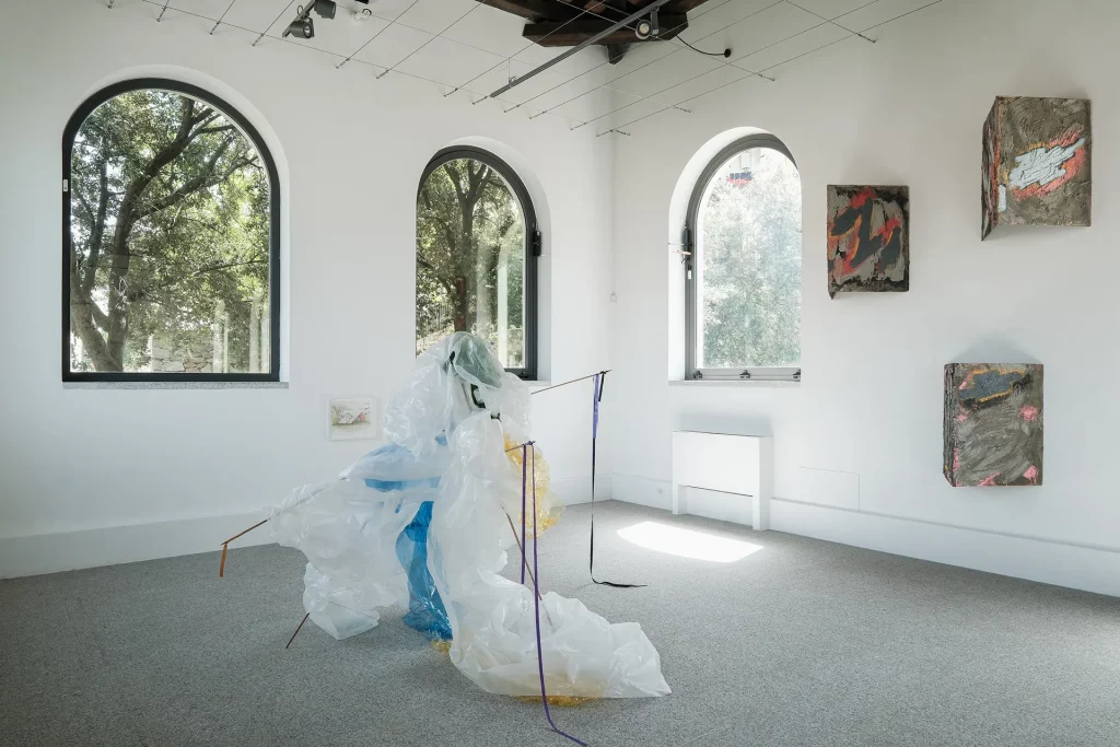 immagine per Premio Nivola 2023, Nairy Baghramian. Pratza ’e Domo. Una casa semiotica mai costruita: Nairy Baghramian, Phyllida Barlow, Nicolas Hsiung, Janette Laverrière, Rosemary Mayer, Win McCarthy, Julie Mehretu, Oscar Murillo, Paulina Olowska, Monica Sosnowska, Mariantonia Urru. Museo Nivola, Orani. Foto Andrea Mignogna