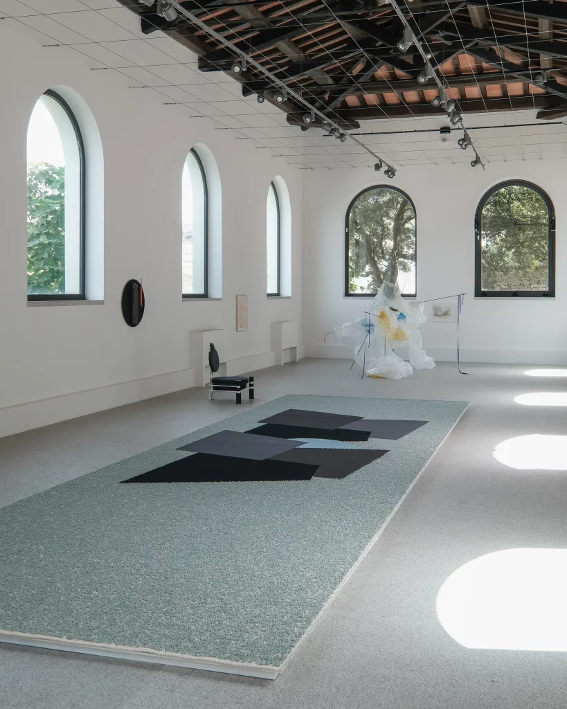 immagine per Premio Nivola 2023, Nairy Baghramian. Pratza ’e Domo. Una casa semiotica mai costruita: Nairy Baghramian, Phyllida Barlow, Nicolas Hsiung, Janette Laverrière, Rosemary Mayer, Win McCarthy, Julie Mehretu, Oscar Murillo, Paulina Olowska, Monica Sosnowska, Mariantonia Urru. Museo Nivola, Orani. Foto Andrea Mignogna