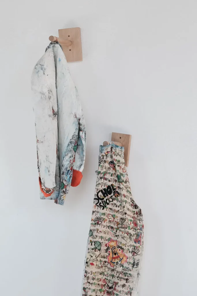 immagine per Premio Nivola 2023, Nairy Baghramian. Pratza ’e Domo. Una casa semiotica mai costruita: Nairy Baghramian, Phyllida Barlow, Nicolas Hsiung, Janette Laverrière, Rosemary Mayer, Win McCarthy, Julie Mehretu, Oscar Murillo, Paulina Olowska, Monica Sosnowska, Mariantonia Urru. Museo Nivola, Orani. Foto Andrea Mignogna