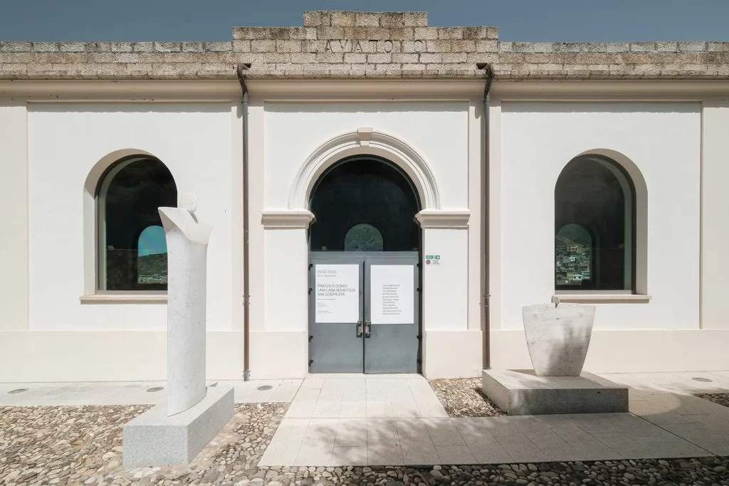 immagine per Premio Nivola 2023, Nairy Baghramian. Pratza ’e Domo. Una casa semiotica mai costruita: Nairy Baghramian, Phyllida Barlow, Nicolas Hsiung, Janette Laverrière, Rosemary Mayer, Win McCarthy, Julie Mehretu, Oscar Murillo, Paulina Olowska, Monica Sosnowska, Mariantonia Urru. Museo Nivola, Orani. Foto Andrea Mignogna
