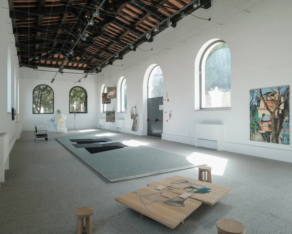 immagine per Premio Nivola 2023, Nairy Baghramian. Pratza ’e Domo. Una casa semiotica mai costruita: Nairy Baghramian, Phyllida Barlow, Nicolas Hsiung, Janette Laverrière, Rosemary Mayer, Win McCarthy, Julie Mehretu, Oscar Murillo, Paulina Olowska, Monica Sosnowska, Mariantonia Urru. Museo Nivola, Orani. Foto Andrea Mignogna