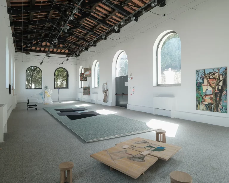 immagine per Premio Nivola 2023, Nairy Baghramian. Pratza ’e Domo. Una casa semiotica mai costruita: Nairy Baghramian, Phyllida Barlow, Nicolas Hsiung, Janette Laverrière, Rosemary Mayer, Win McCarthy, Julie Mehretu, Oscar Murillo, Paulina Olowska, Monica Sosnowska, Mariantonia Urru. Museo Nivola, Orani. Foto Andrea Mignogna