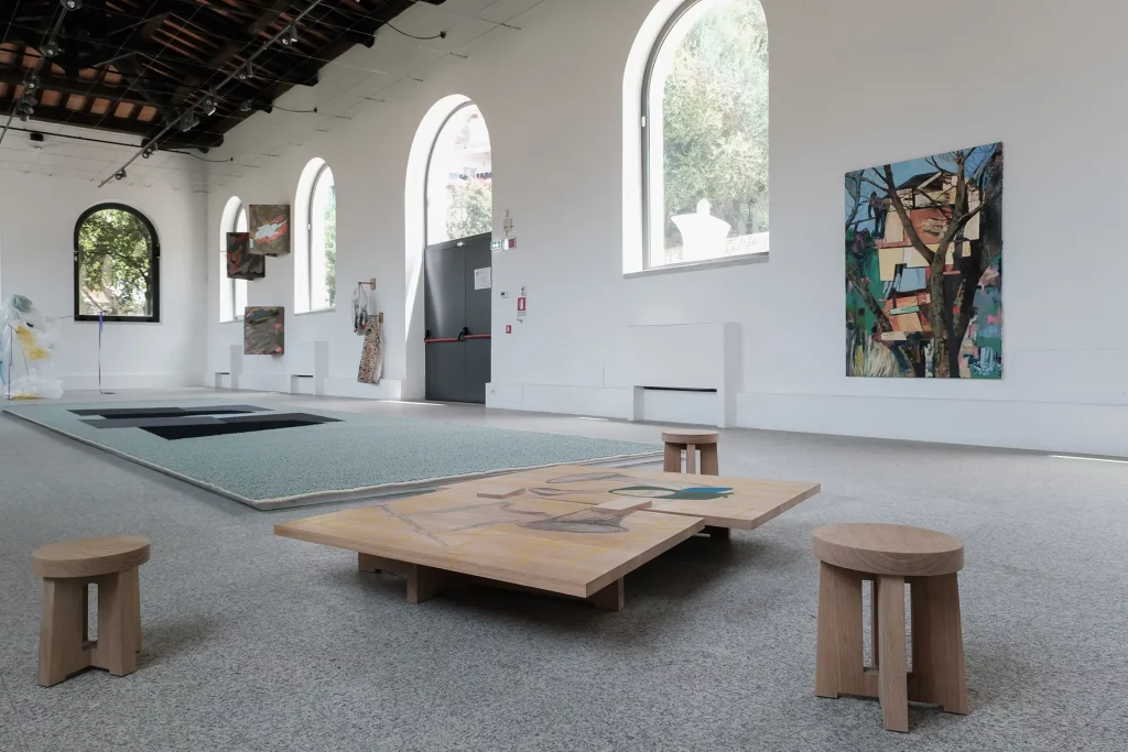 immagine per Premio Nivola 2023, Nairy Baghramian. Pratza ’e Domo. Una casa semiotica mai costruita: Nairy Baghramian, Phyllida Barlow, Nicolas Hsiung, Janette Laverrière, Rosemary Mayer, Win McCarthy, Julie Mehretu, Oscar Murillo, Paulina Olowska, Monica Sosnowska, Mariantonia Urru. Museo Nivola, Orani. Foto Andrea Mignogna