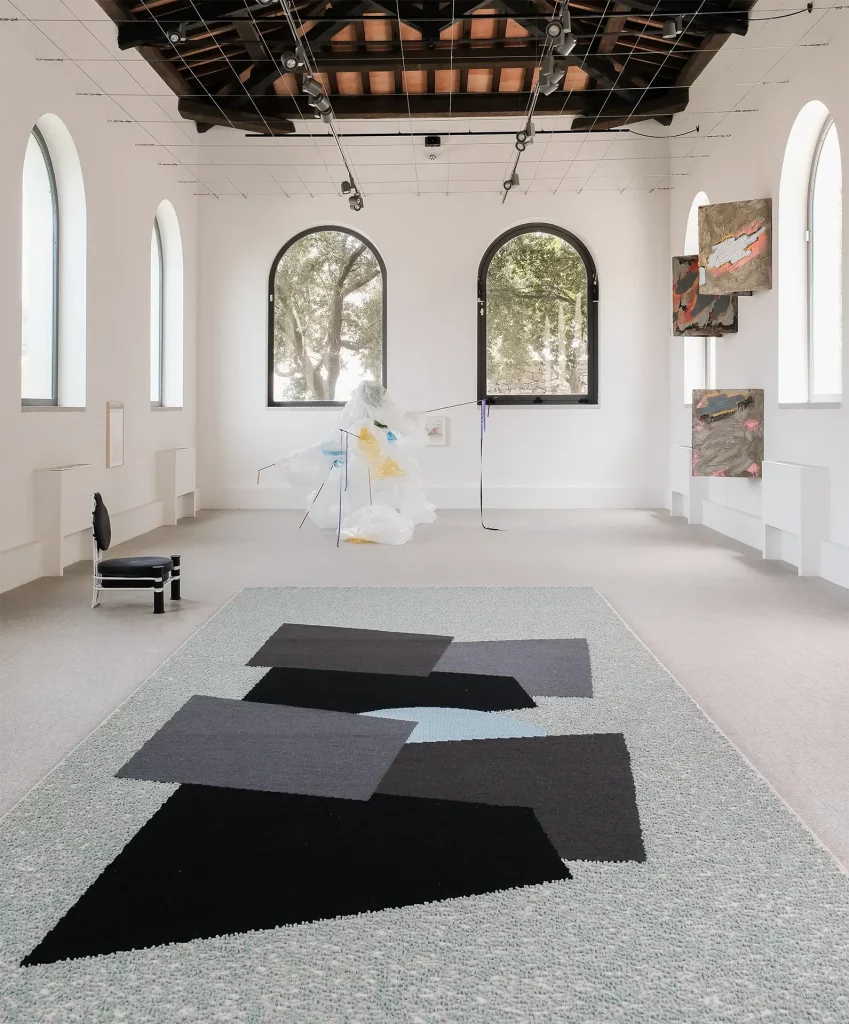 immagine per Premio Nivola 2023, Nairy Baghramian. Pratza ’e Domo. Una casa semiotica mai costruita: Nairy Baghramian, Phyllida Barlow, Nicolas Hsiung, Janette Laverrière, Rosemary Mayer, Win McCarthy, Julie Mehretu, Oscar Murillo, Paulina Olowska, Monica Sosnowska, Mariantonia Urru. Museo Nivola, Orani. Foto Andrea Mignogna