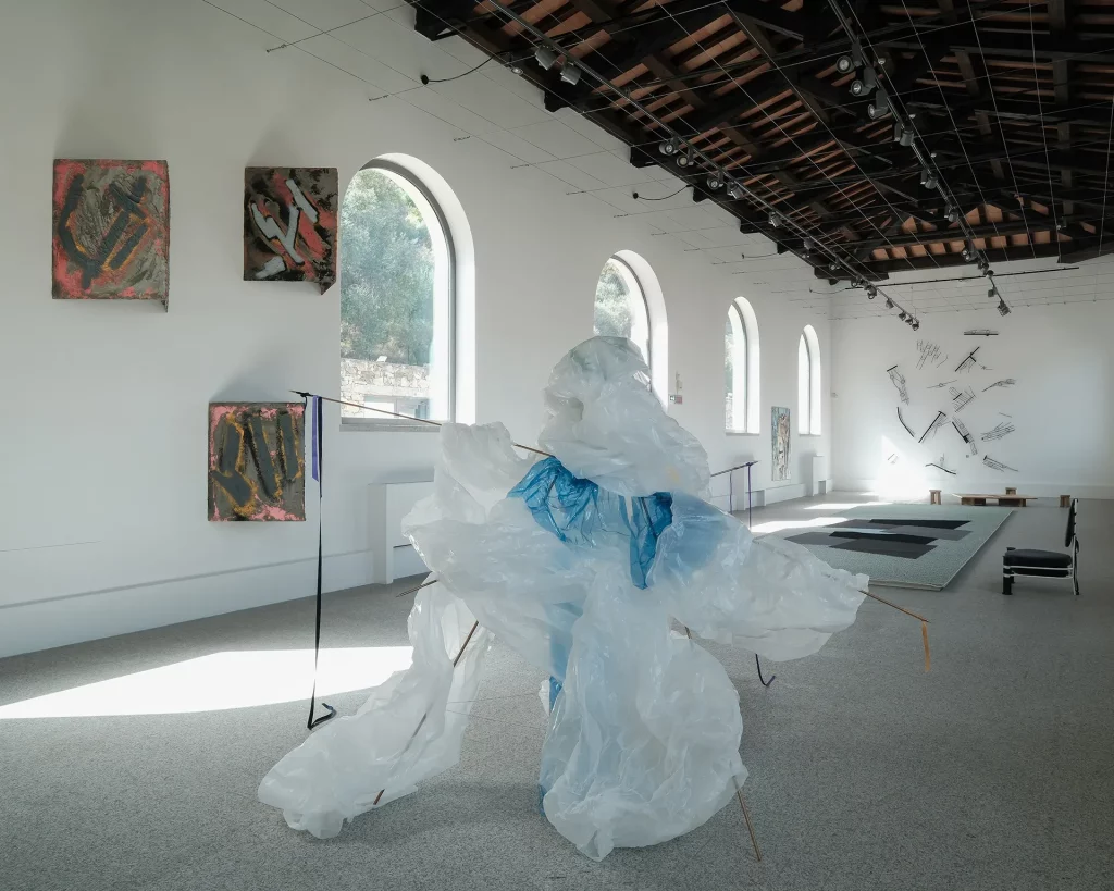 immagine per Premio Nivola 2023, Nairy Baghramian. Pratza ’e Domo. Una casa semiotica mai costruita: Nairy Baghramian, Phyllida Barlow, Nicolas Hsiung, Janette Laverrière, Rosemary Mayer, Win McCarthy, Julie Mehretu, Oscar Murillo, Paulina Olowska, Monica Sosnowska, Mariantonia Urru. Museo Nivola, Orani. Foto Andrea Mignogna