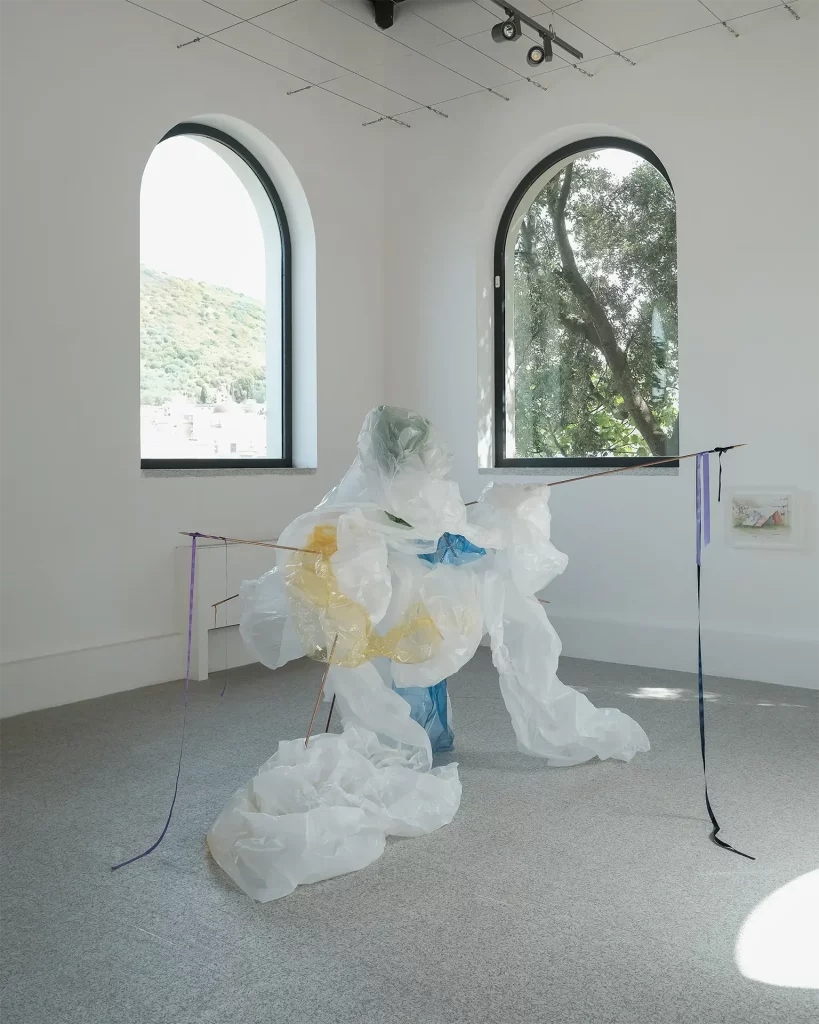 immagine per Premio Nivola 2023, Nairy Baghramian. Pratza ’e Domo. Una casa semiotica mai costruita: Nairy Baghramian, Phyllida Barlow, Nicolas Hsiung, Janette Laverrière, Rosemary Mayer, Win McCarthy, Julie Mehretu, Oscar Murillo, Paulina Olowska, Monica Sosnowska, Mariantonia Urru. Museo Nivola, Orani. Foto Andrea Mignogna