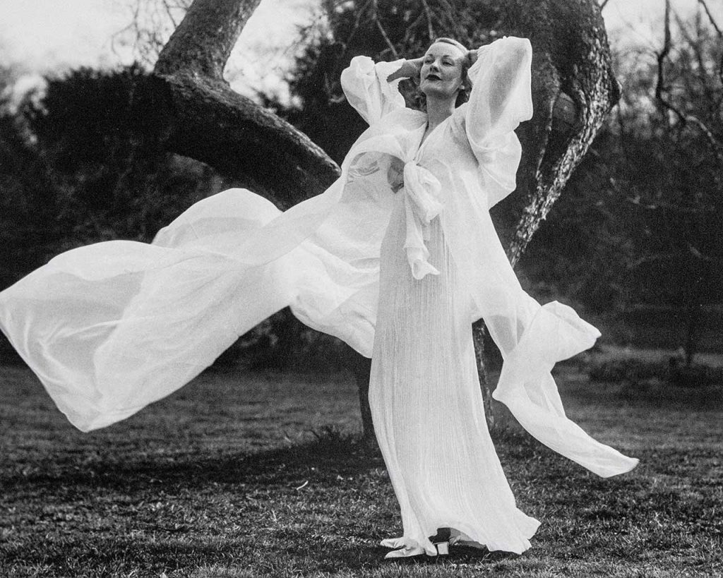 immagine per Martin Munkacsi, Peignoir in a Soft Breeze