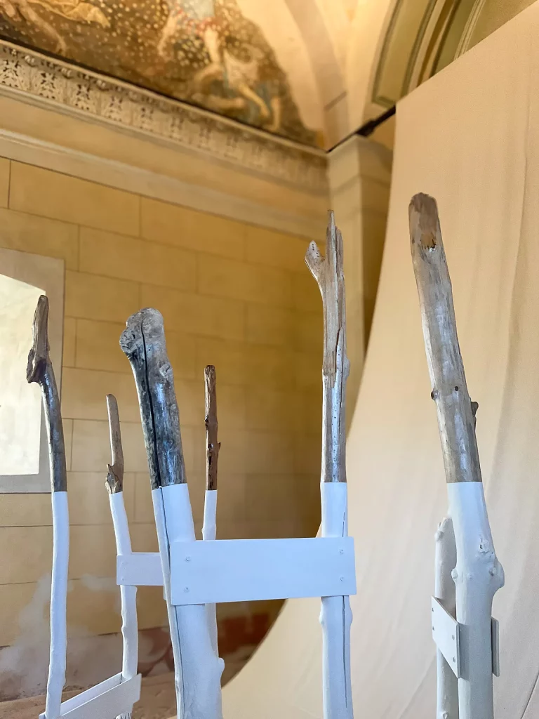 immagine per Teller & K: Comunità 2024, Oratorio di San Rocco a Crespina (Pisa) - Installazione dettaglio legni