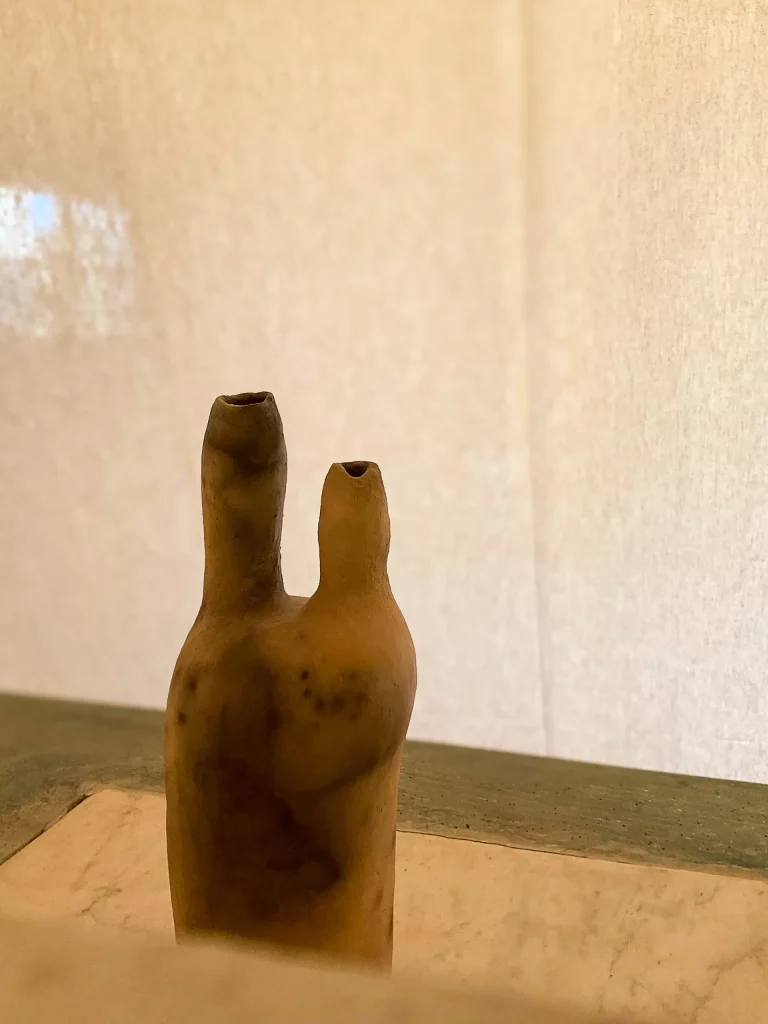 immagine per Teller & K: Comunità 2024, Oratorio di San Rocco a Crespina (Pisa) - Installazione dettaglio vaso Pitfire