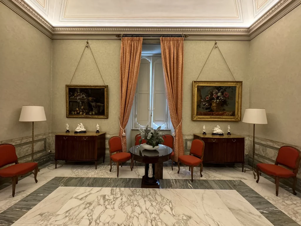immagine per Foto 10: Sala da pranzo: quadreria scuola Charles Le Brun, Villa Bonaparte, sede dell’Ambasciata di Francia presso la Santa Sede, Roma Credits: Roberto Civetta
