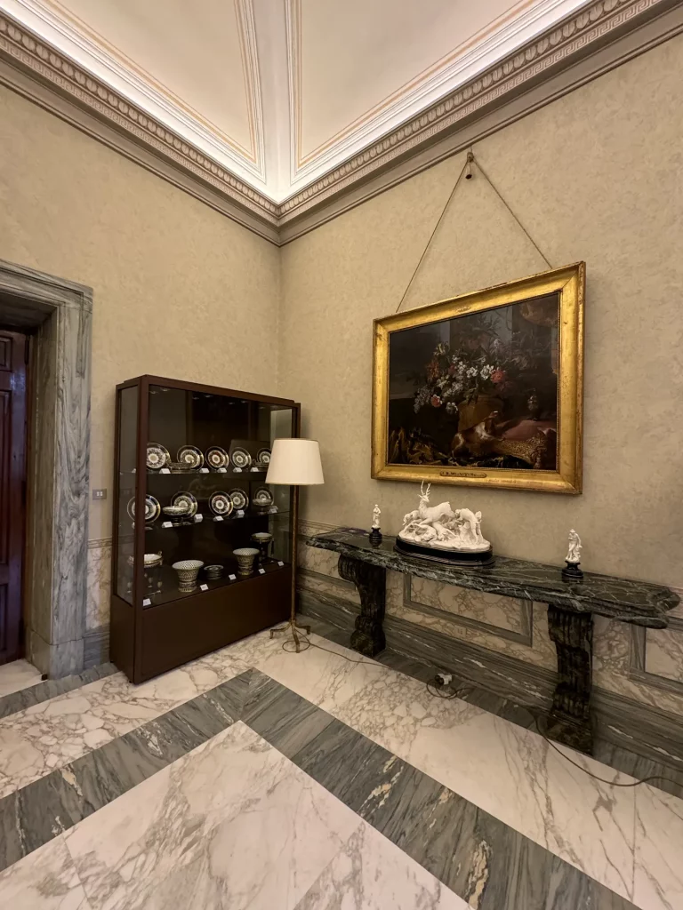 immagine per Foto 11: Sala da pranzo: vetrina porcellane, servizio da dessert Chateaubriand, Villa Bonaparte, sede dell’Ambasciata di Francia presso la Santa Sede, Roma Credits: Roberto Civetta