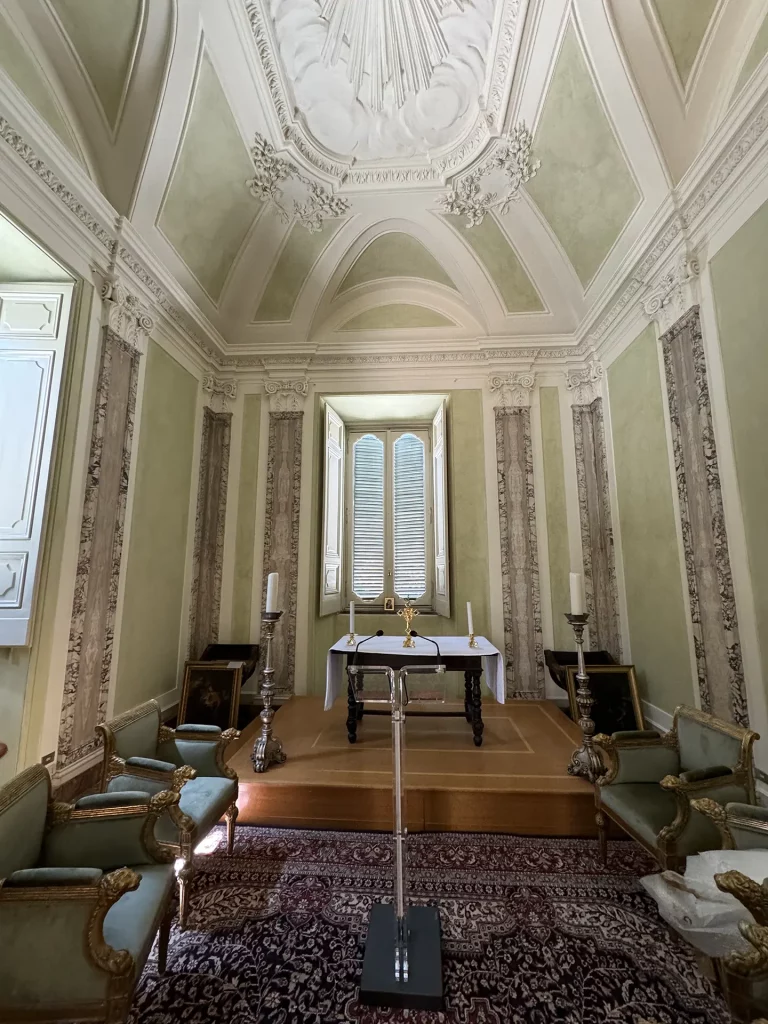 immagine per Foto 2: Cappella cardinale Silvio Valenti Gonzaga, decoro in stucco con la colomba dello Spirito Santo, Villa Bonaparte, sede dell’Ambasciata di Francia presso la Santa Sede, Roma Credits: Roberto Civetta