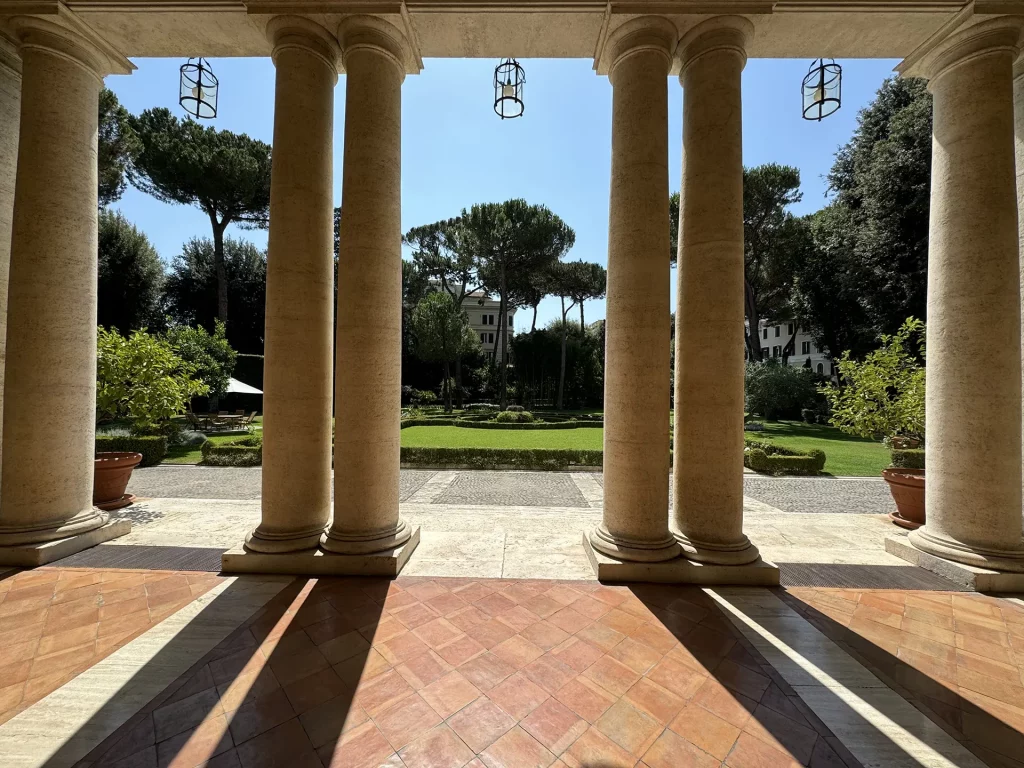 immagine per Foto 3: Peristilio, Villa Bonaparte, sede dell’Ambasciata di Francia presso la Santa Sede, Roma Credits: Roberto Civetta