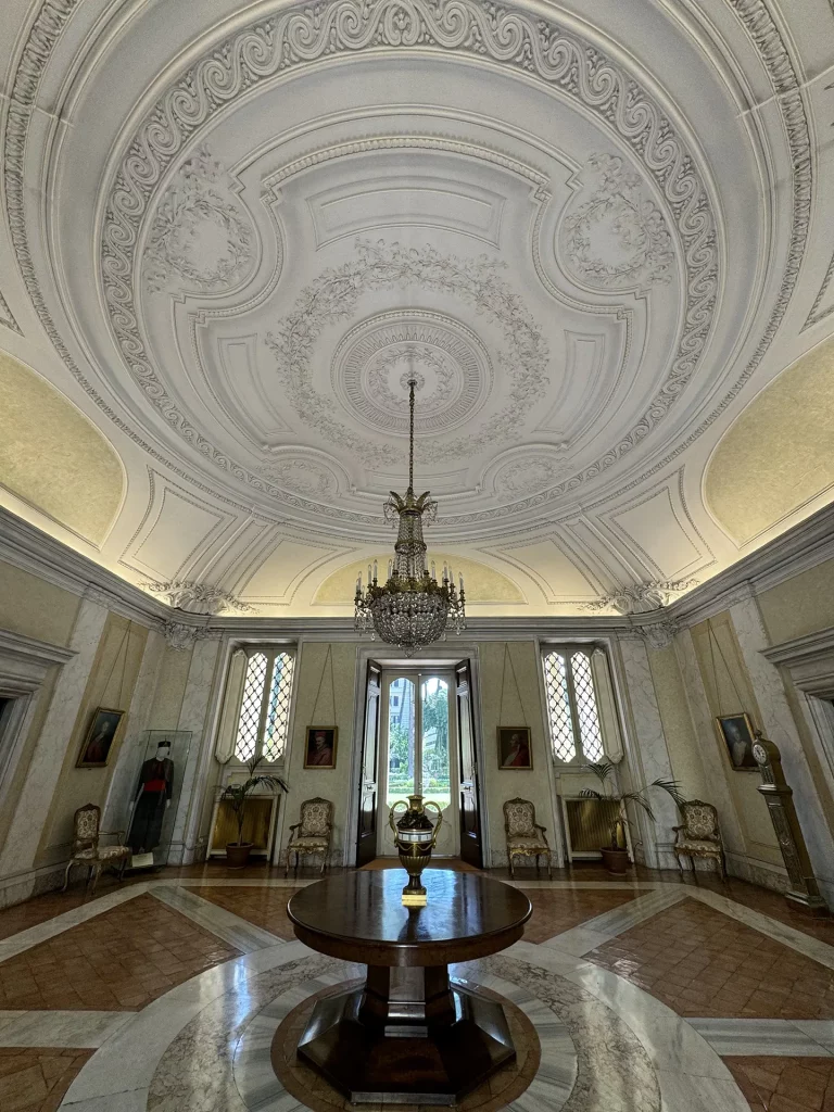 immagine per Foto 5: Soffitto Ingresso principale con stucchi di ispirazione neoclassica, Villa Bonaparte, sede dell’Ambasciata di Francia presso la Santa Sede, Roma Credits: Roberto Civetta