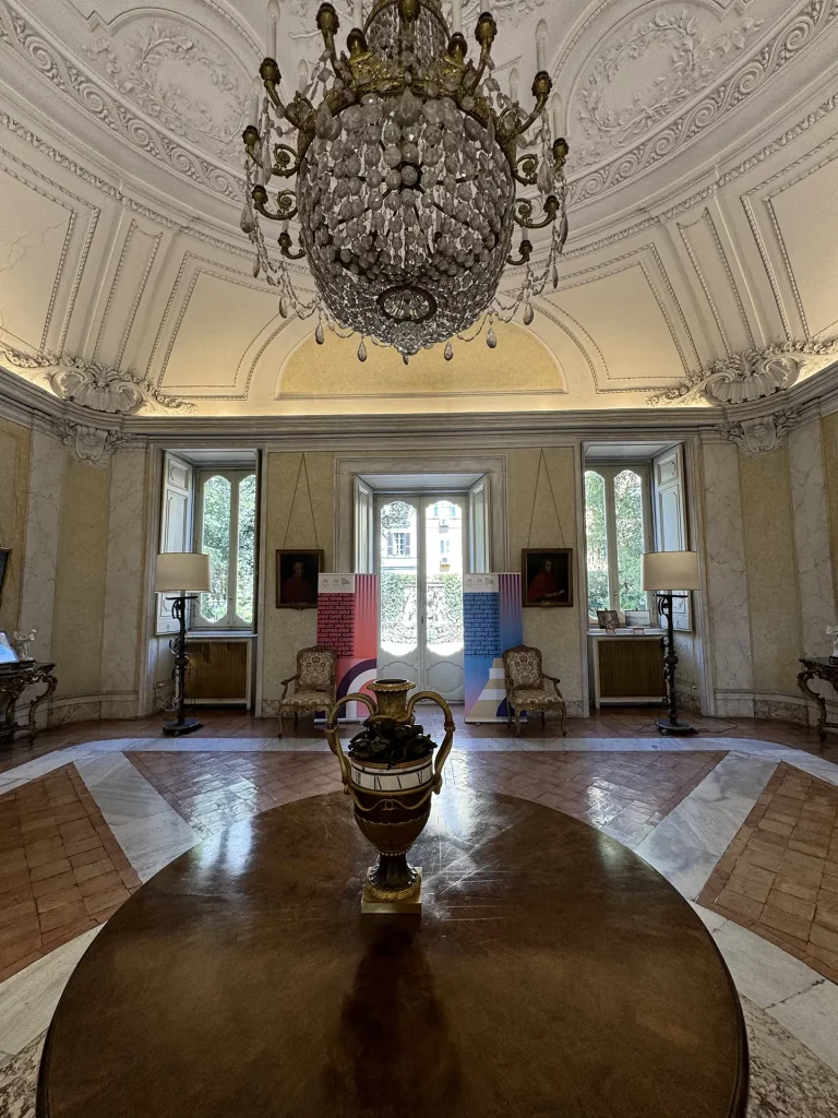 immagine per Foto 7: Ingresso principale della villa, Villa Bonaparte, sede dell’Ambasciata di Francia presso la Santa Sede, Roma Credits: Roberto Civetta