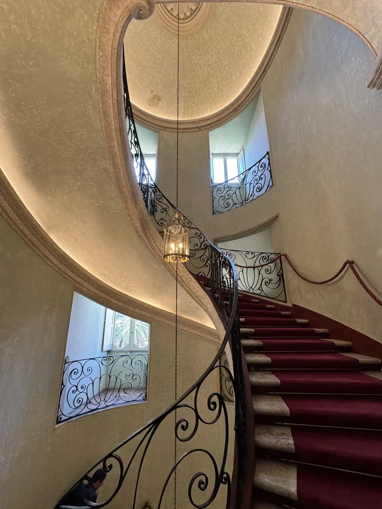 immagine per Foto 8: Scalone principale della villa, ringhiera in ferro battuto del XVIIIemo secolo, Villa Bonaparte, sede dell’Ambasciata di Francia presso la Santa Sede, Roma Credits: Roberto Civetta