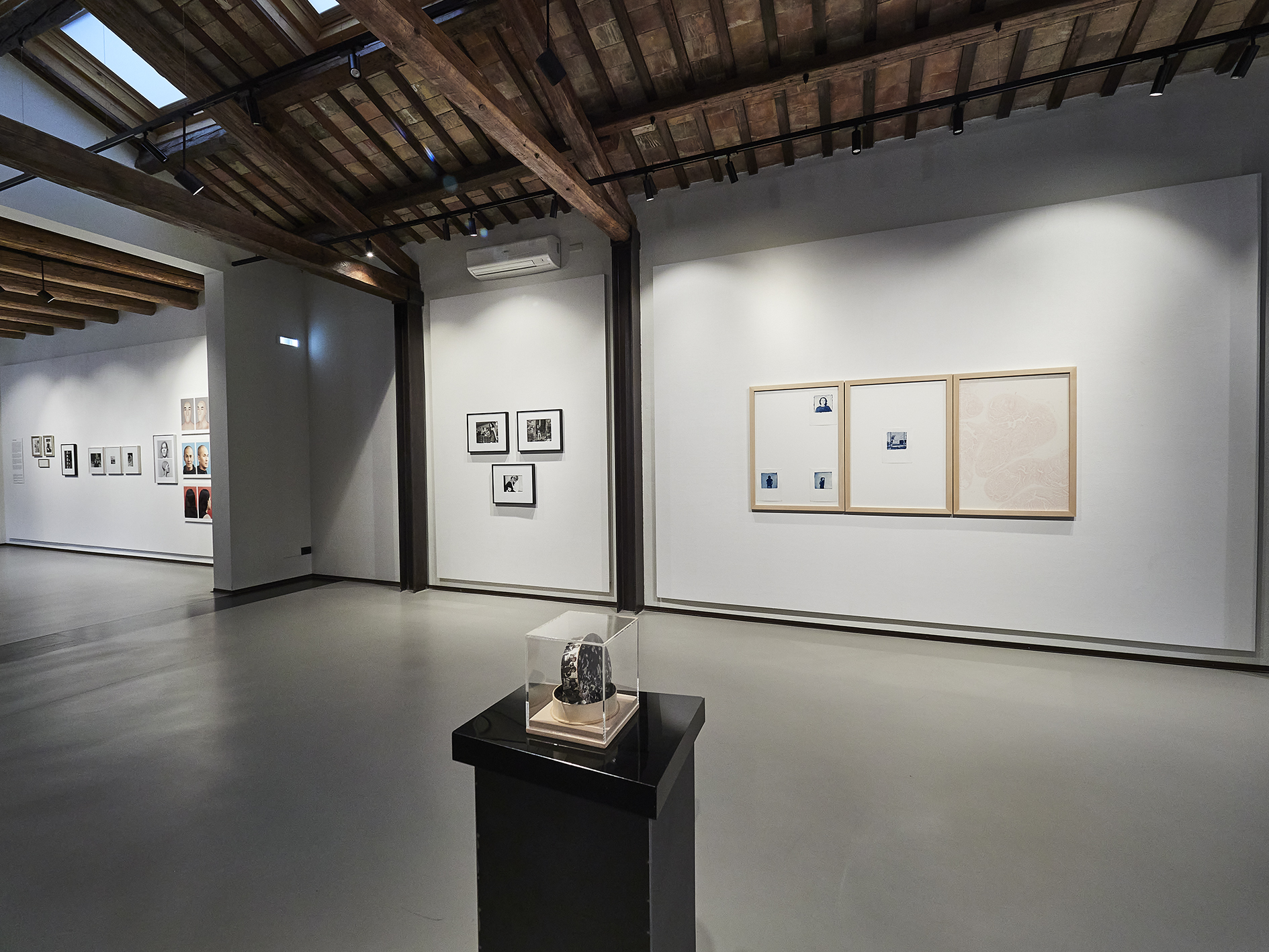 immagine per FOTOGRAFIE E FEMMINISMI, a cura di Federica Muzzarelli, Fondazione SABE per l'arte, Ravenna. Ph. Daniele Casadio