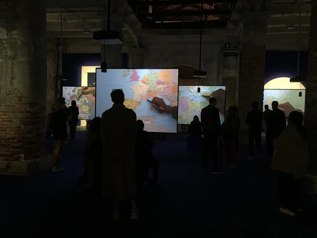 immagine per Arsenale - Bouchra Khalili - Casablanca Marocco - Otto video inquadrati a piano fisso rappresentano una mappa geografica sulla quale scorrono una mano ed una penna che ricostruisce i percorsi intrapresi dalle persone provenienti dalle rotte e dell’Africa settentrionale e orientale, del Medio Oriente e dell’Asia meridionale. Photo by Donatella Pinocci
