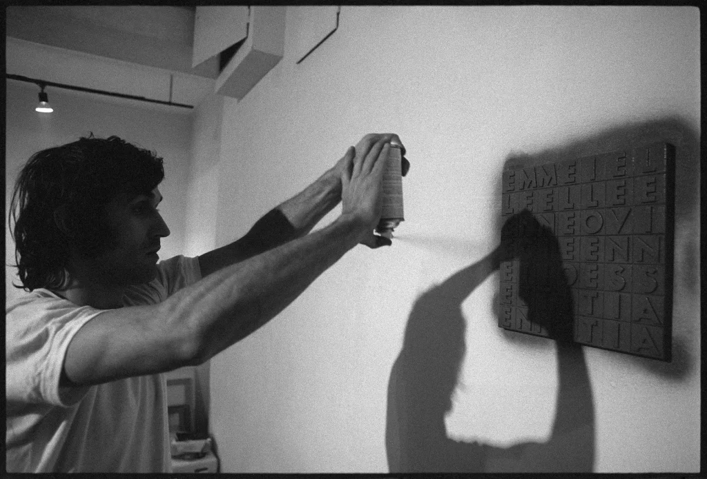 immagine per 21-05-1970 Alighiero Boetti mentre installa l’opera EMME I ELLE ELLE E... Galleria Toselli, via Borgonuovo 9, Milano