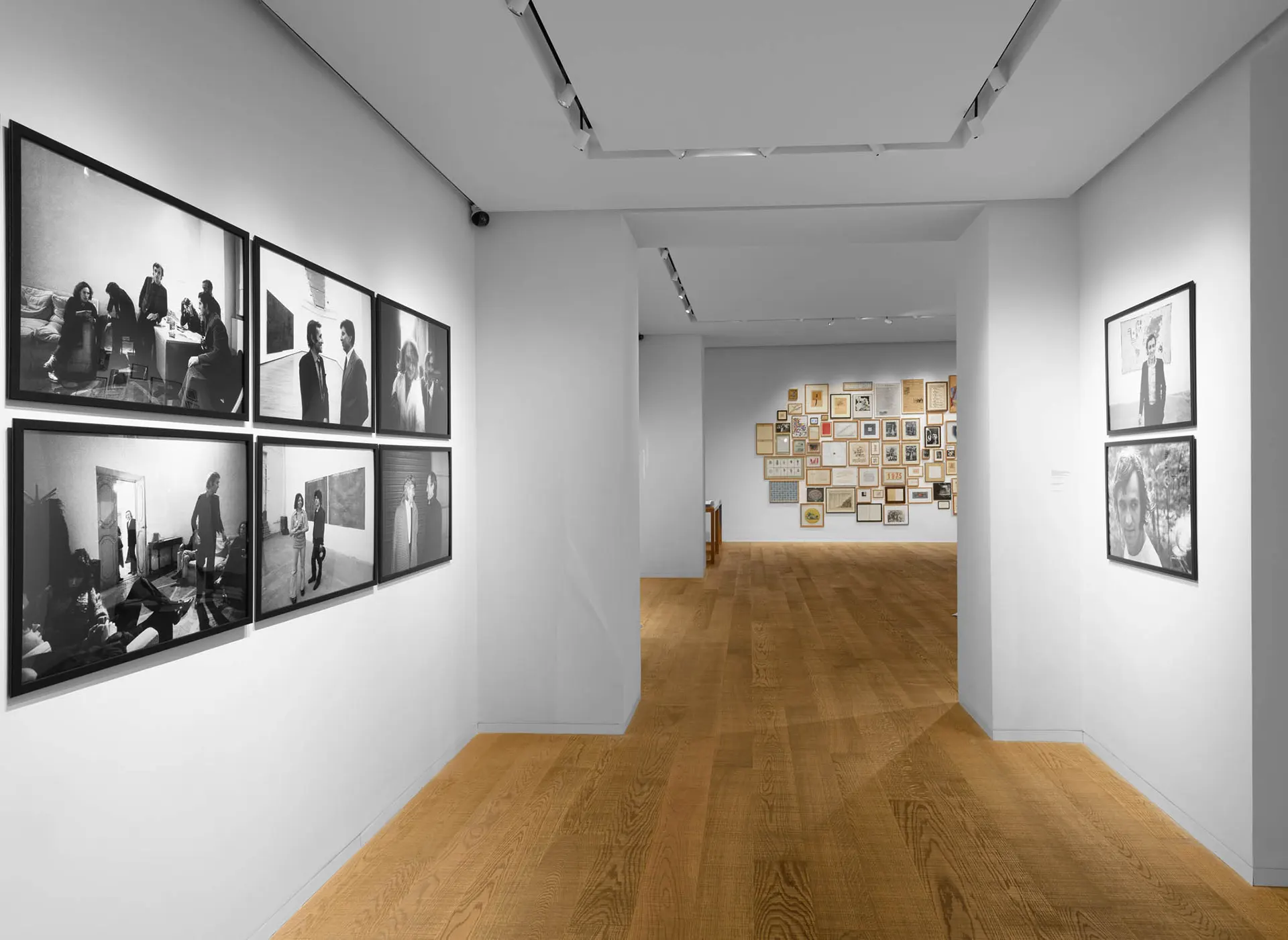 immagine per Alighiero Boetti. Cabinet de curiosités, installation view, Tornabuoni Arte Roma, 2024. Ph. Giorgio Benni, Courtesy Tornabuoni Arte; Archivio Alighiero Boetti