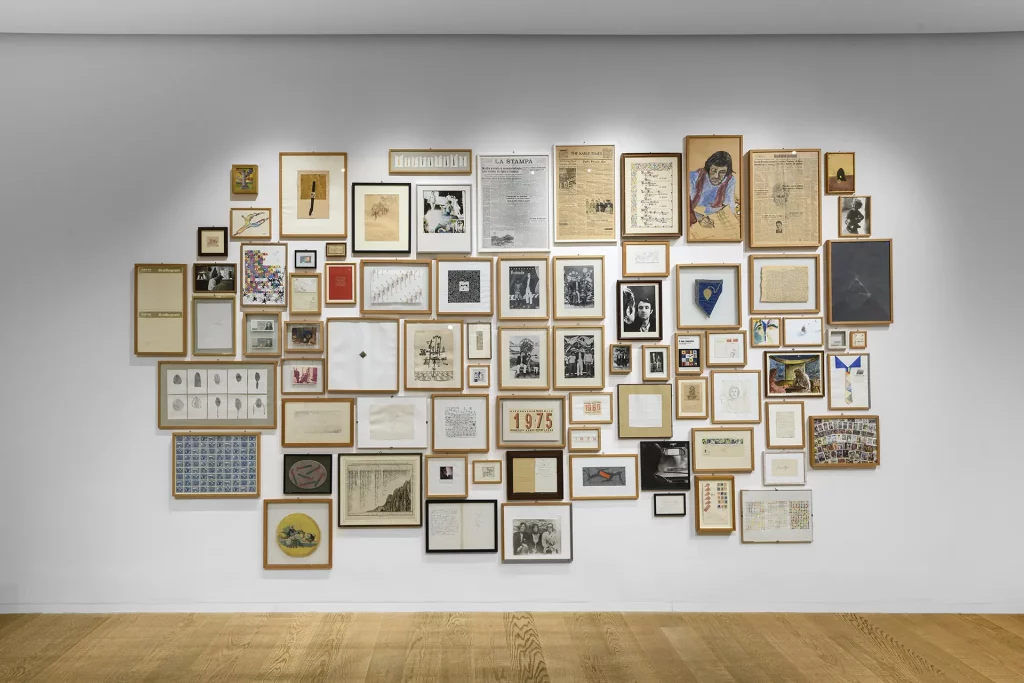 immagine per Alighiero Boetti. Cabinet de curiosités, installation view, Tornabuoni Arte Roma, 2024. Ph. Giorgio Benni, Courtesy Tornabuoni Arte; Archivio Alighiero Boetti