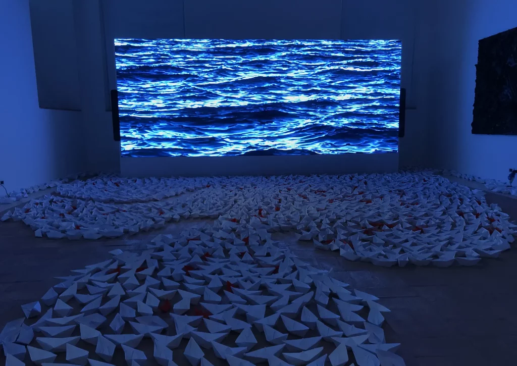 immagine per César Meneghetti - artista Installazione Naufragi - Approdi in collaborazione con la Comunità di Sant’Egidio. Antico Complesso monumentale del San Michele - Istituto Centrale per il Restauro, Roma. Photo by Donatella Pinocci