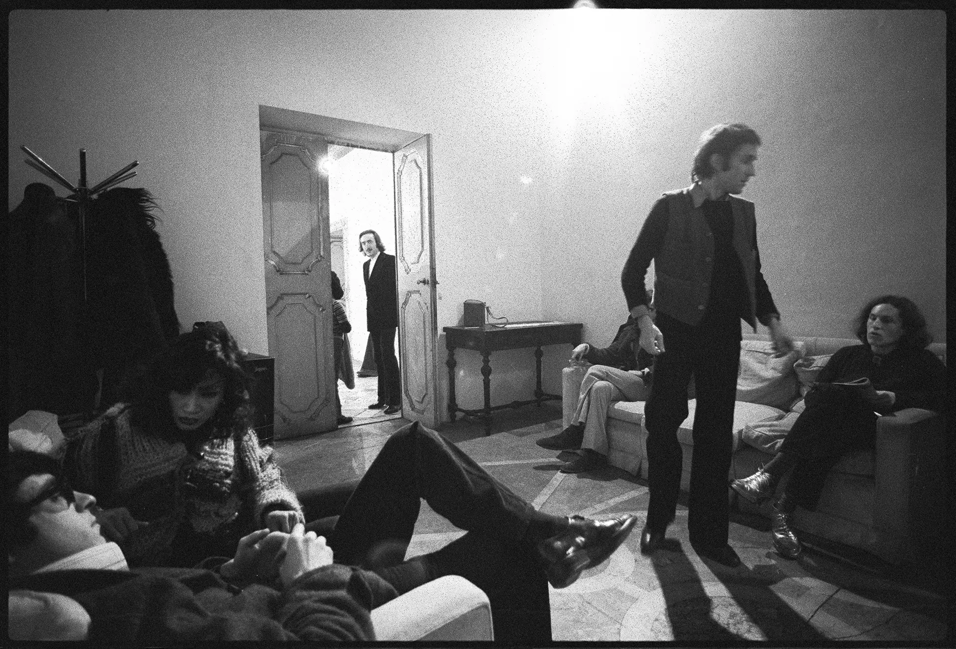 immagine per 31-01-1975 Riccardo Camoni, Mimie, Gino De Dominicis, Alighiero Boetti, Luigi Ontani via del Paradiso 41, Roma, Photo © Giorgio Colombo, Milano.