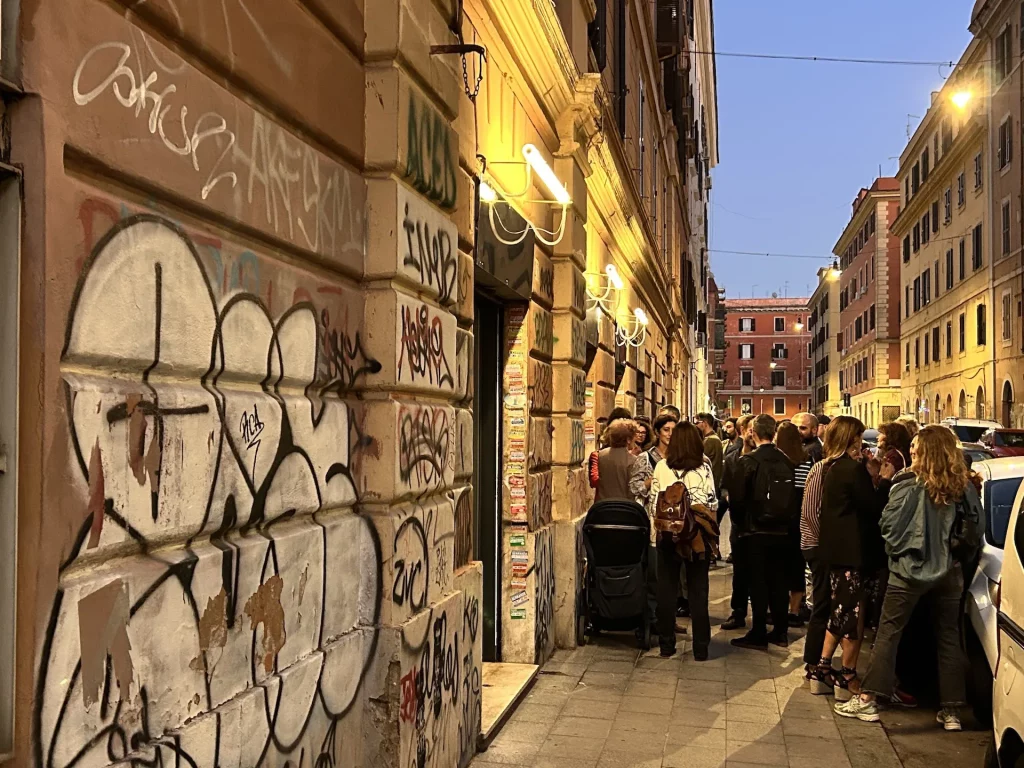 immagine per Jose Angelino da Materia - Installazione sulle vetrine della galleria Settembre Dicembre 2024