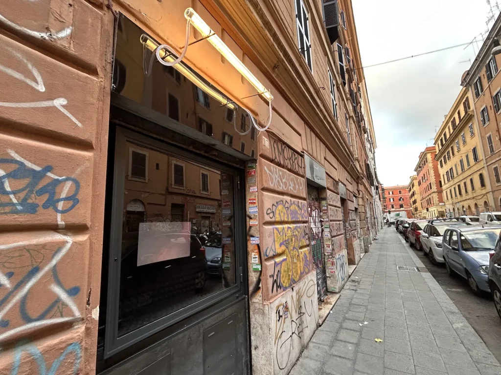 immagine per Jose Angelino da Materia - Installazione sulle vetrine della galleria Settembre Dicembre 2024