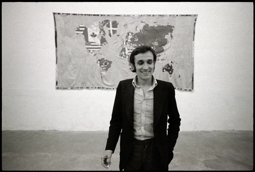 immagine per 07-06-1973 Alighiero Boetti all’inaugurazione della mostra davanti alla prima Mappa, realizzata in Afghanistan nel 1971 Galleria Toselli, via Melzo 34, Milano