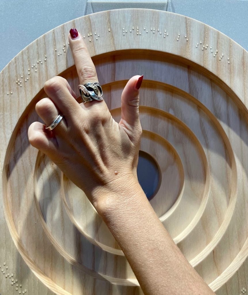 immagine per "Batea" (dal ciclo Blind Wood), Fulvio Morella, alluminio, legno, braille, 2021. Courtesy Cramum.