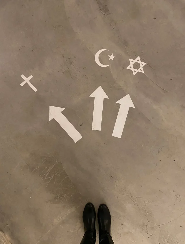 immagine per Katrin Ströbel - World Wide Praying Directions, 2007 installazione dimensioni in relazione alle coordinate dello spazio espositivo © & courtesy SoutHeritage