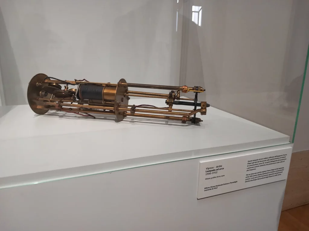 immagine per Lampada ad arco -l'oggetto -mostra Il Tempo del Futurismo, GNAM-C Roma -sala Prima del Futurismo - ph. Paolo Di Pasquale