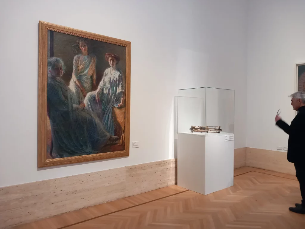 immagine per Lampade ad arco -oggetto -e Tre donne di Boccioni, 1909-10 -sala Prima del Futurismo -dalla mostra Il Tempo del Futurismo -GNAM-C, Roma, 2024 -ph. Barbara Martusciello