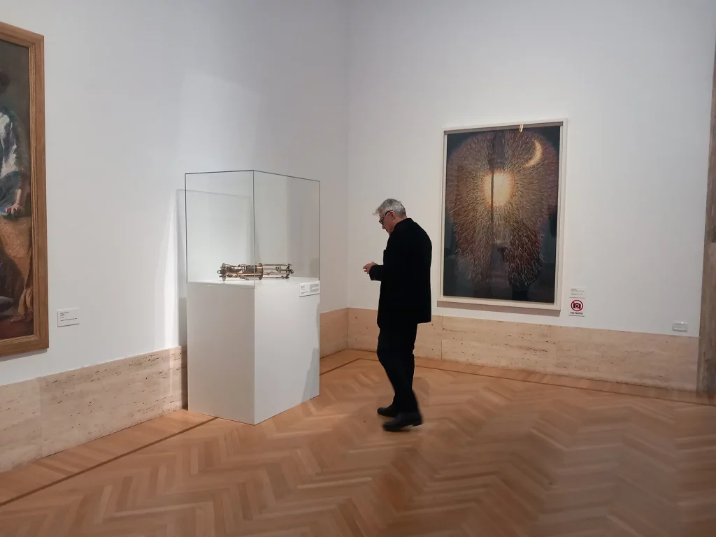immagine per Lampade ad arco - opera di Balla e oggetto -sala Prima del Futurismo, -dalla mostra Il Tempo del Futurismo -GNAM-C, Roma, 2024 -ph. Barbara Martusciello