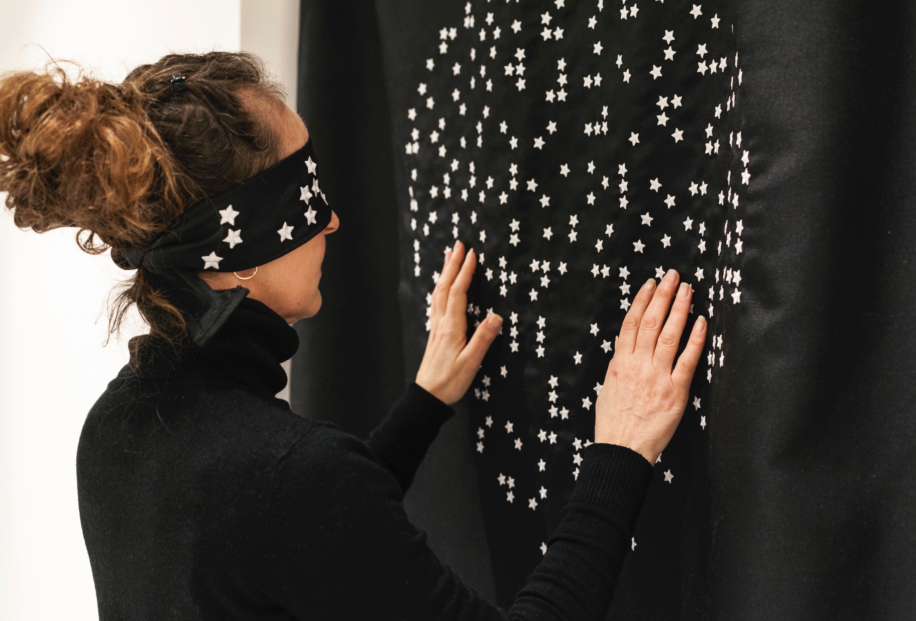 immagine per Clessidra", Fulvio Morella, tessuto ricamato in braille stellato, 2022. Dalla mostra "Romanitas", Roma (2023). ©Francesca Piovesan, Courtesy Cramum, Gaggenau.