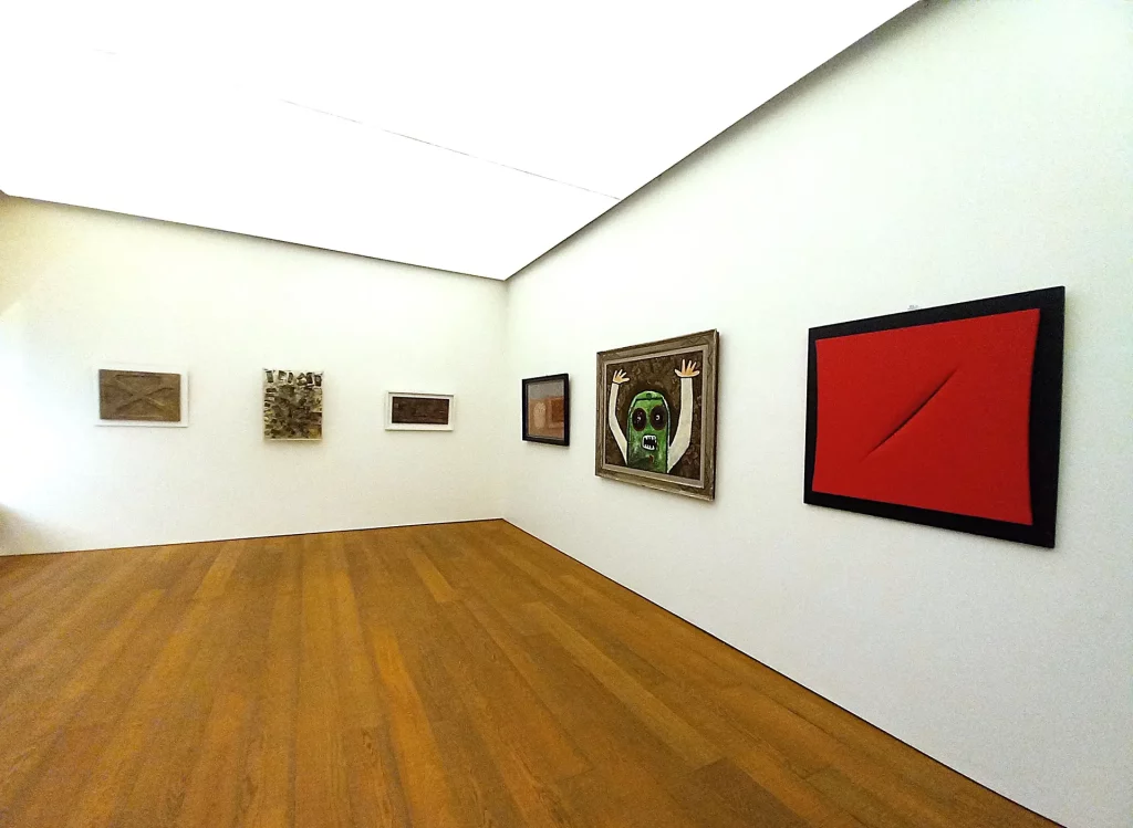 immagine per veduta mostra (con opere L. Fontana e E. Baj) -Tornabuoni Arte, Milano -ph. Barbara Martusciello - dicembre 2024