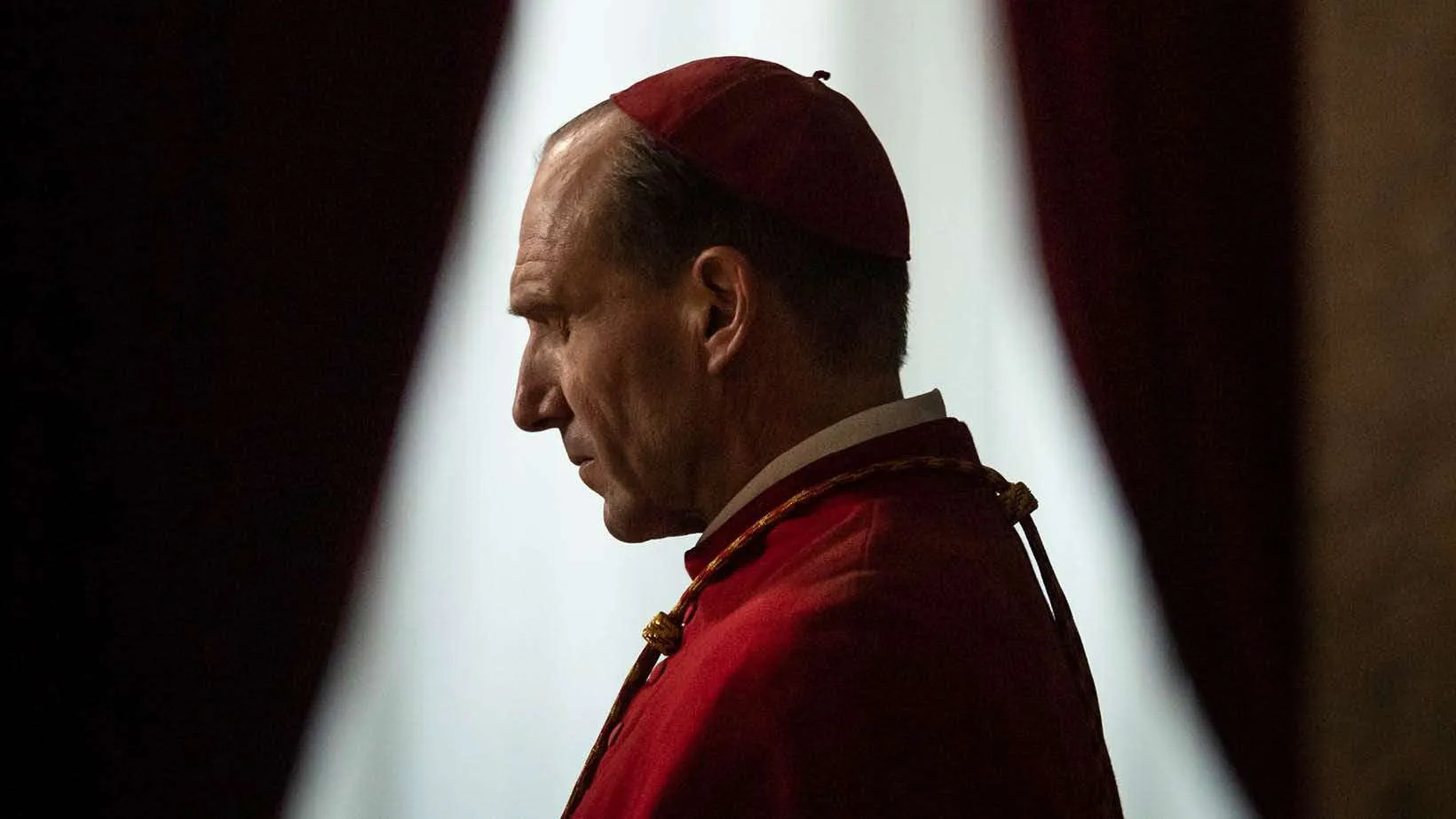 L'immagine rappresenta il principale protagonista del film il cardinale Lauwrance