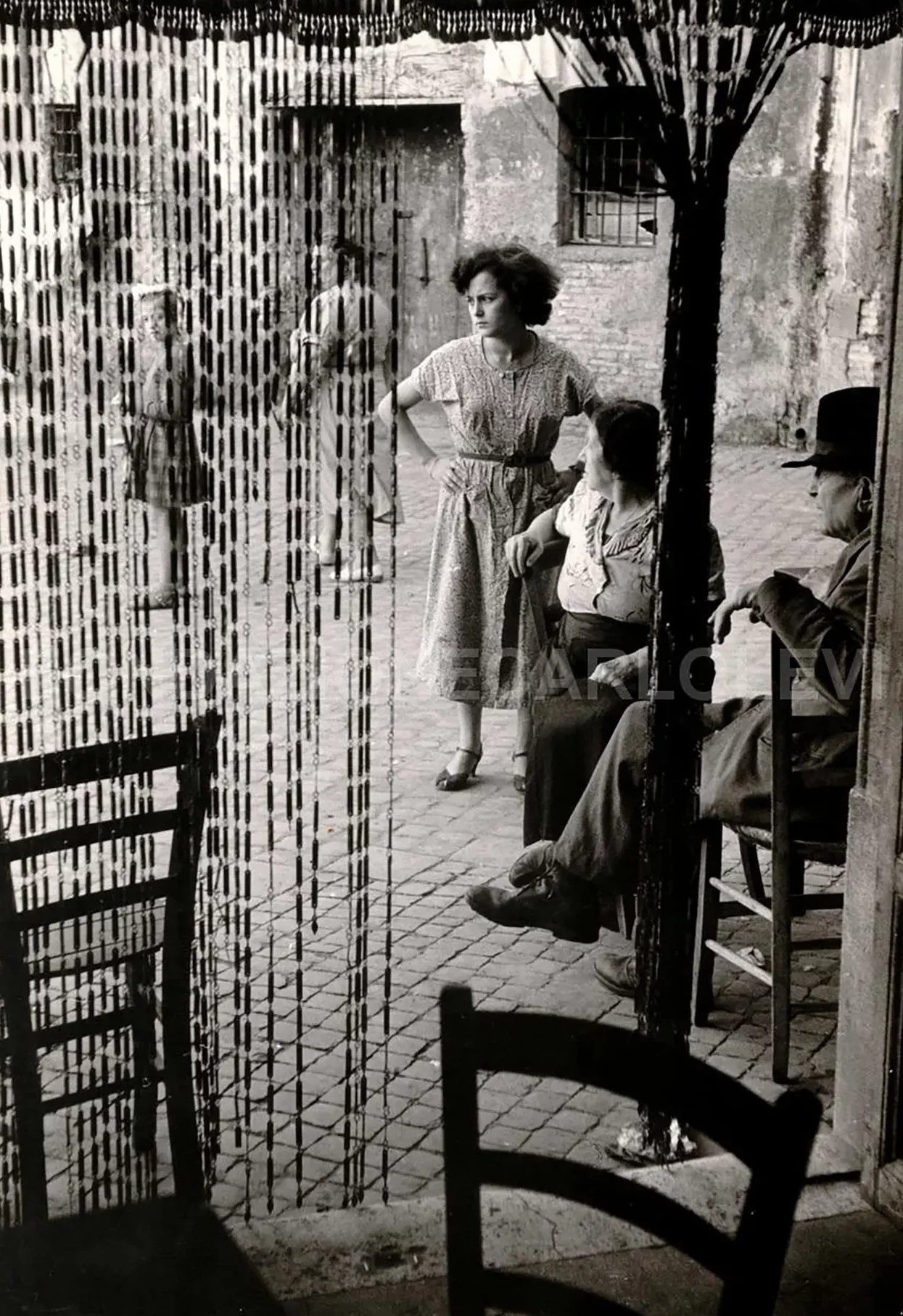 immagine per Henri Cartier-Bresson - Roma, Trastevere Piazza dei Ponziani, 1954 - dal sito web della Fondazione C. Levi