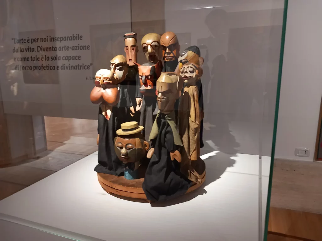 immagine per Enrico Prampolini, Dieci burattini futuristi, 1922, scultura rotante - collezione privata -dalla mostra Il Tempo del Futurismo -GNAM-C, Roma, 2024 -ph. Paolo Di Pasquale