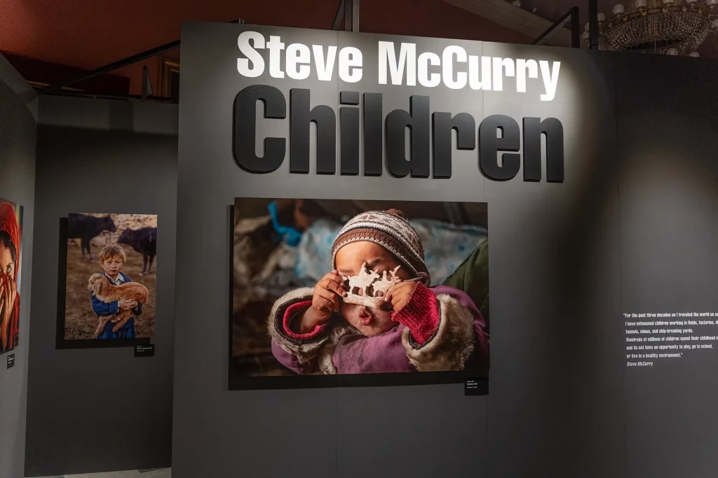 immagine per Steve McCurry, Fermo - Allestimento