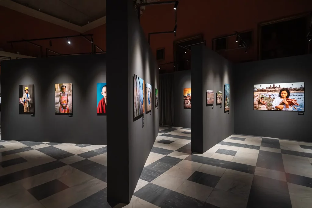 immagine per Steve McCurry, Fermo - Allestimento