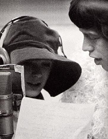 immagine per Marianne Faihfull e Mick Jagger in sala di registrazione musicale, 1968