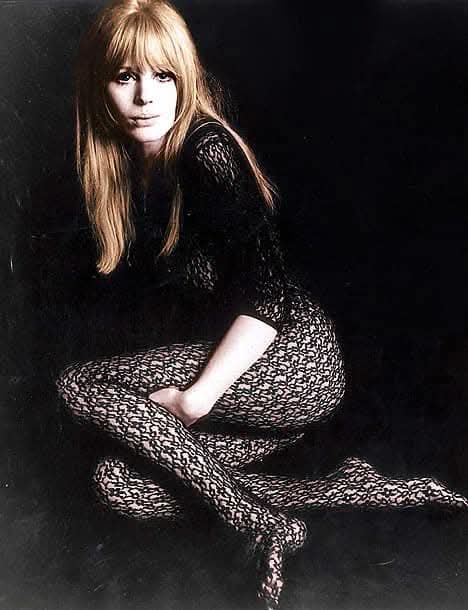 immagine per Marianne Faithfull in versione sexy con calze a rete