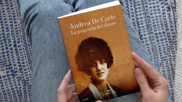 immagine per La geografia del danno. Andrea De Carlo e le radici nascoste della sua famiglia