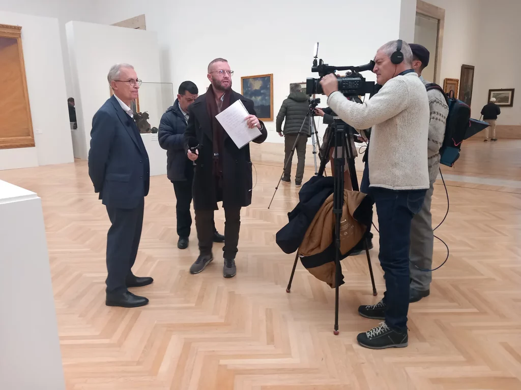 immagine per il curatore Simongini e giornalisti RAI NEWS24 in una sala della mostra Il Tempo del Futurismo -GNAM-C, Roma, 2024 -ph. Barbara Martusciello