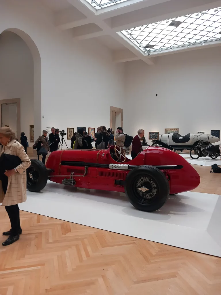 immagine per sala con auto -dalla mostra Il Tempo del Futurismo, GNAM-C Roma, 2024 -ph. Paolo Di Pasquale