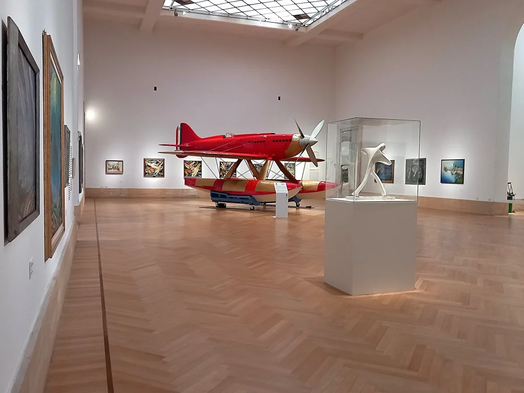 immagine per sala con ricostruzione idrovolante -dalla mostra Il Tempo del Futurismo, GNAM-C Roma, 2024 -ph. Paolo Di Pasquale