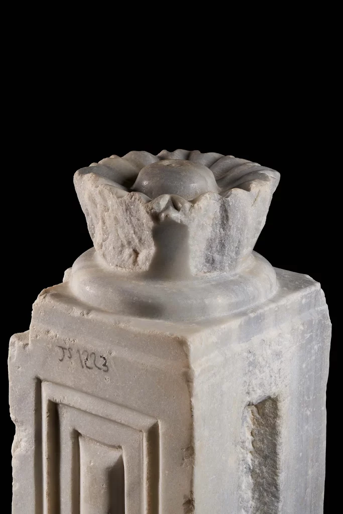 immagine per Colonna in marmo proconnesio - VI sec. d.C. - da Yajouz